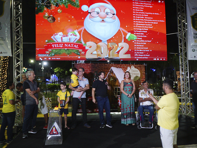 Iluminação especial e decoração de Natal nas praças públicas são