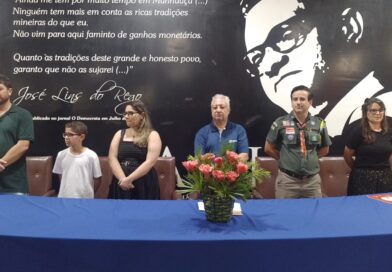 Academia Manhuaçuense de Letras homenageia grupo de Escoteiros