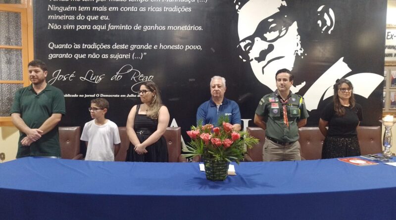 Academia Manhuaçuense de Letras homenageia grupo de Escoteiros