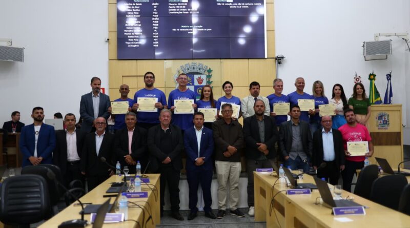 Câmara Municipal de Manhuaçu homenageia organizadores do Desafio das 7 Medalhas