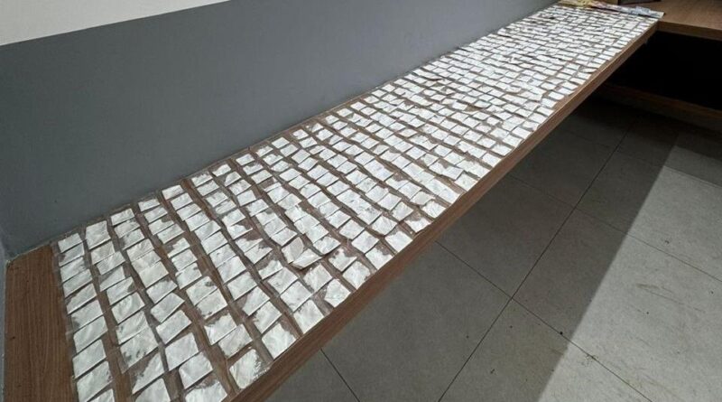 PM apreende 524 papelotes de cocaína em São João do Manhuaçu PM apreende 524 papelotes de cocaína em São João do Manhuaçu