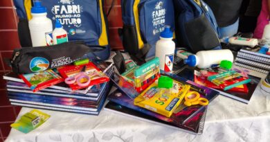 Fabriciano inicia entrega de uniformes e kits escolares para estudantes