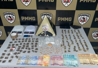 PM apreende drogas e arma de fogo durante ação em Divino PM apreende drogas e arma de fogo durante ação em Divino