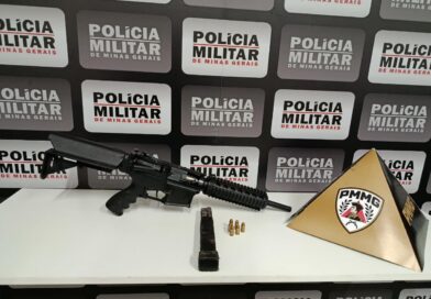 PM apreende submetralhadora com adolescente em Manhumirim PM apreende submetralhadora com adolescente em Manhumirim