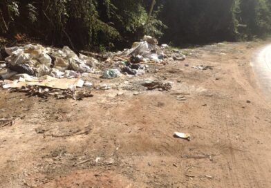 Acostamento de estrada usado para descarte de lixo e entulho
