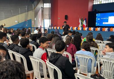 Timóteo abre segundo semestre letivo com palestra motivacional do professor Pachecão