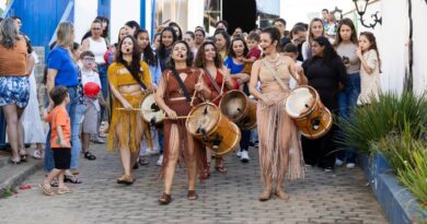 Artistas do Vale do Aço encerram temporada do espetáculo Festejas em Araçuaí nesta terça