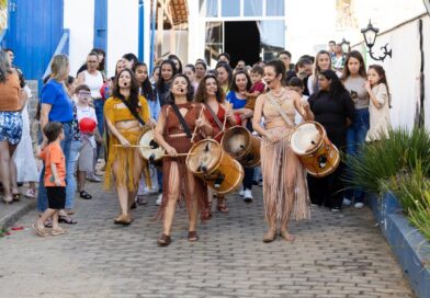 Artistas do Vale do Aço encerram temporada do espetáculo Festejas em Araçuaí nesta terça
