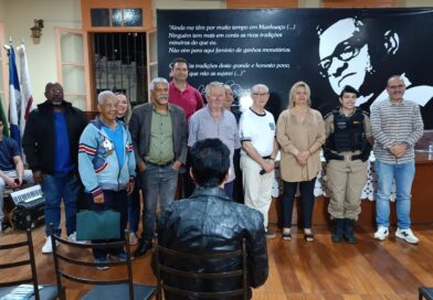 Academia Manhuaçuense de Letras participa do aniversário do Olho Vivo na Faixa