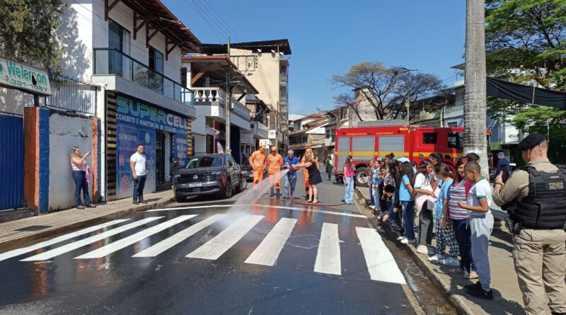 Faixa de pedestre: Alunos participam da ação educativa no trânsito