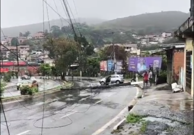 Carros derrubam postes e complicam trânsito na BR 381 no Vale do Aço neste sábado Carros derrubam postes e complicam trânsito na BR 381 no Vale do Aço neste sábado