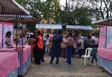 Campanha Outubro Rosa leva informação às mulheres em Manhuaçu