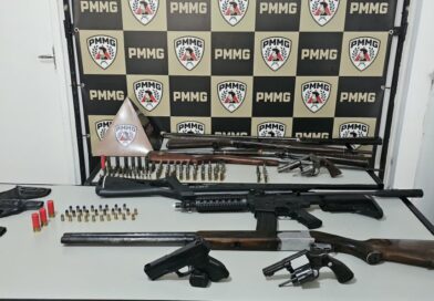 Polícias Civil e Militar prendem três pessoas e armas na operação “Pó da Estrada” Polícias Civil e Militar prendem três pessoas e armas na operação “Pó da Estrada”