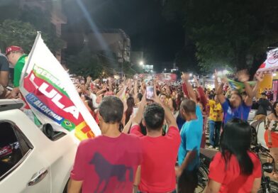 Militantes e eleitores comemoram a vitória de Lula em Manhuaçu