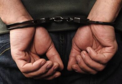 Foragido suspeito de homicídio é preso escondido entre sacas de adubo Foragido suspeito de homicídio é preso escondido entre sacas de adubo